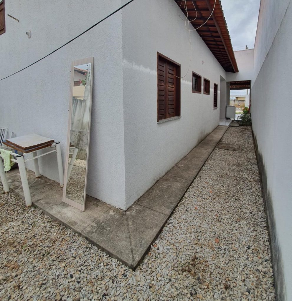 Casa de repasse na Rua das Goiabeiras, 259, no bairro Gereraú.