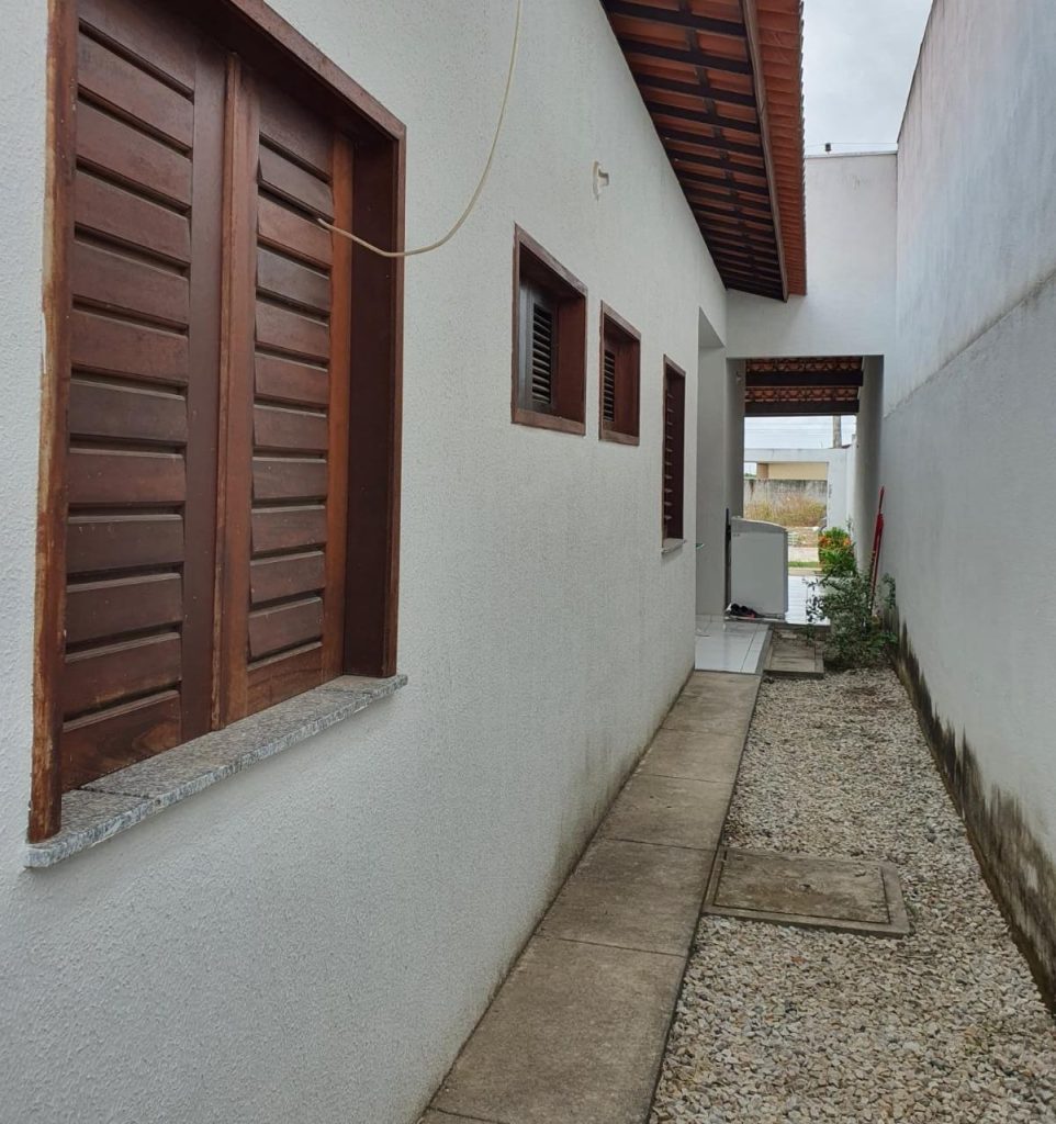 Casa de repasse na Rua das Goiabeiras, 259, no bairro Gereraú.